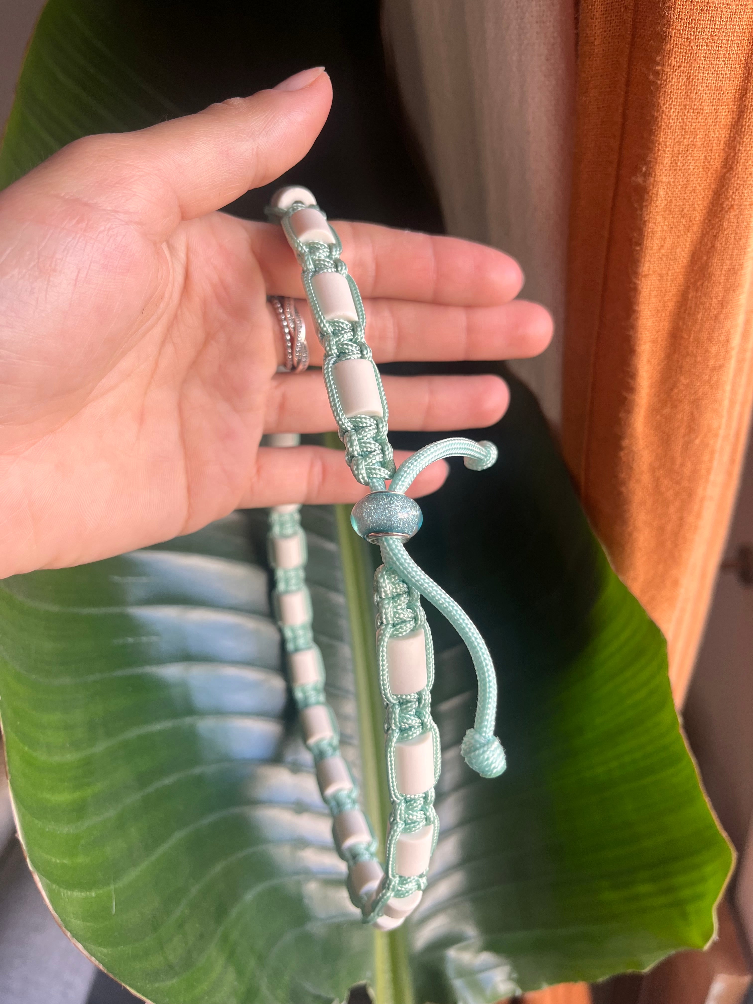 Collier antiparasitaire en perles de céramique